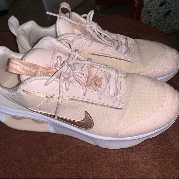 Nike Air Max Women Shoes - Picture 2 of 3